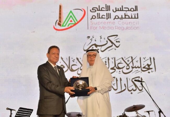 المجلس الأعلى للإعلام في مصر يكرم رئيس جمعية الصحفيين البحرينية عيسى الشايجي المجلس الأعلى للإعلام في مصر يكرم رئيس جمعية الصحفيين البحرينية عيسى الشايجي