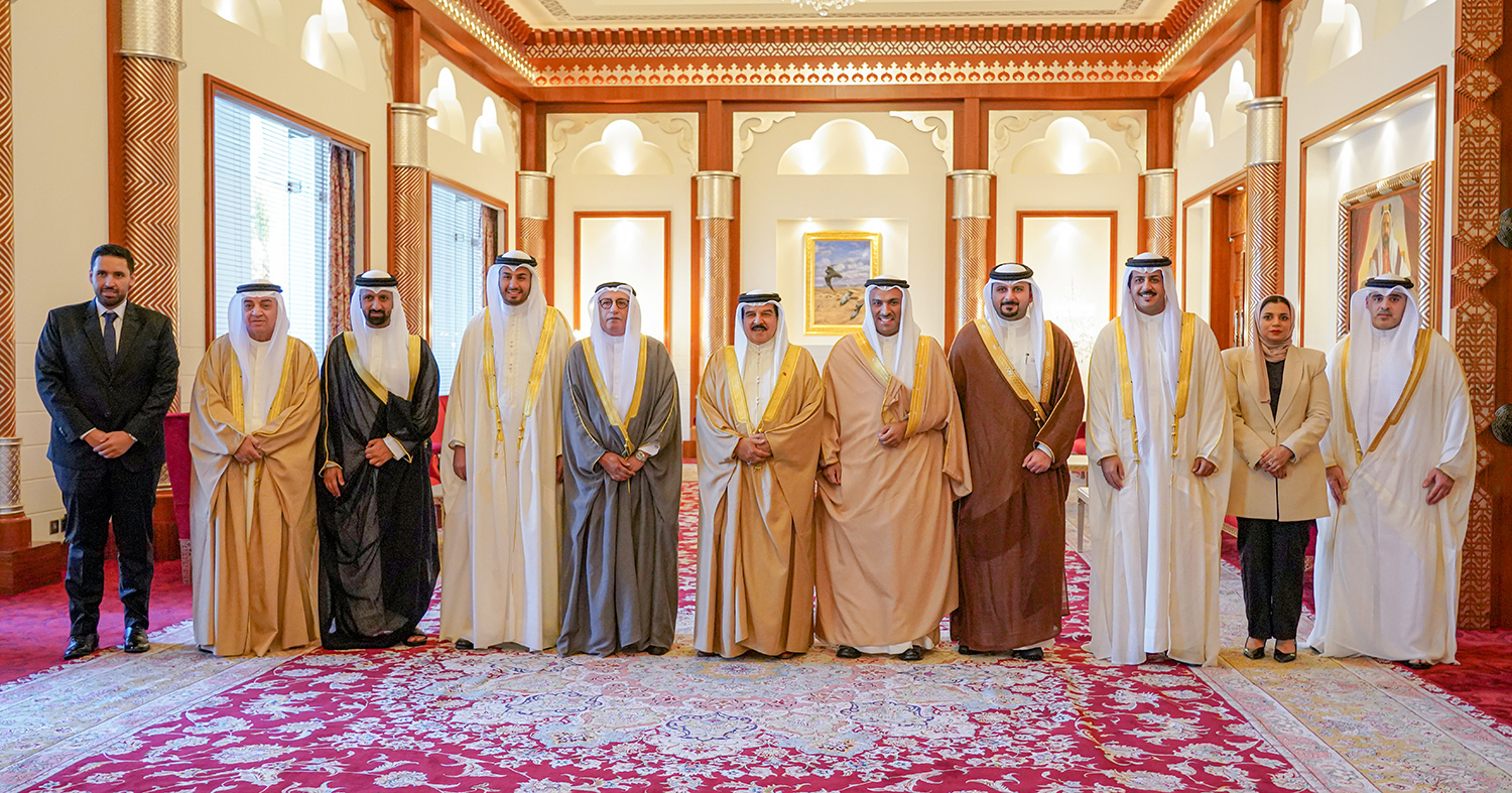 جلالة الملك المعظم يستقبل رئيس وأعضاء مجلس الإدارة الجديد لجمعية الصحافيين البحرينية جلالة الملك المعظم يستقبل رئيس وأعضاء مجلس الإدارة الجديد لجمعية الصحافيين البحرينية