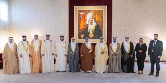 سمو ولي العهد رئيس مجلس الوزراء يقابل رئيس وأعضاء مجلس إدارة جمعية الصحفيين البحرينية