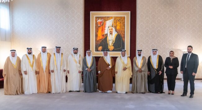 سمو ولي العهد رئيس مجلس الوزراء يقابل رئيس وأعضاء مجلس إدارة جمعية الصحفيين البحرينية سمو ولي العهد رئيس مجلس الوزراء يقابل رئيس وأعضاء مجلس إدارة جمعية الصحفيين البحرينية