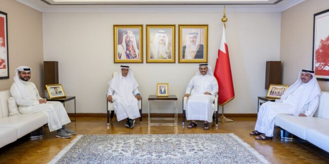 وزير الإعلام يستقبل رئيس جمعية الصحفيين البحرينية ويشيد بالدور البارز للجمعية في الارتقاء بالصحافة الوطنية
