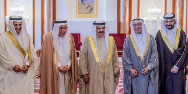 جلالة الملك المعظم يستقبل رئيس وأعضاء جمعية الصحفيين البحرينية بمناسبة اليوبيل الفضي