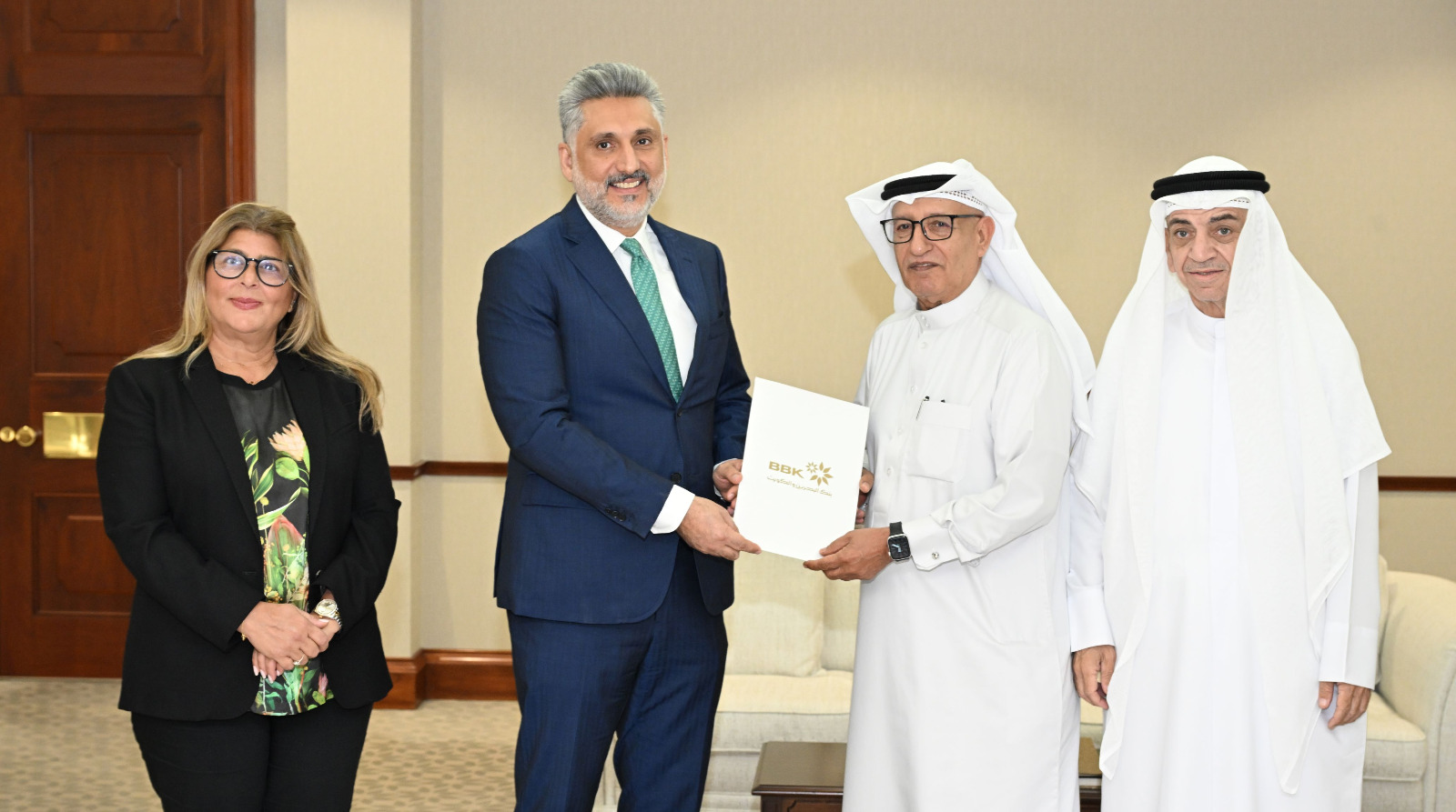 الرئيس التنفيذي لبنك البحرين والكويت يستقبل رئيس جمعية الصحفيين البحرينية الرئيس التنفيذي لبنك البحرين والكويت يستقبل رئيس جمعية الصحفيين البحرينية